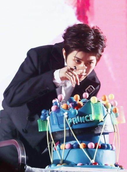 蔡徐坤新曲造型公布:耳朵挂钥匙,头顶生日蛋糕,粉丝:有创意