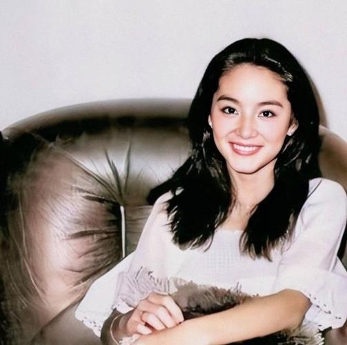 看到林青霞晒老照片,不少粉丝们也纷纷回忆起了林青霞年轻时期的模样