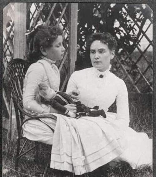 安妮·莎莉文,到底是如何教会海伦·凯勒,进行沟通的?