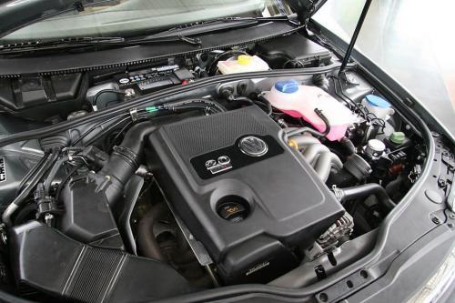 帕萨特1.8l的发动机号码在什么位置?