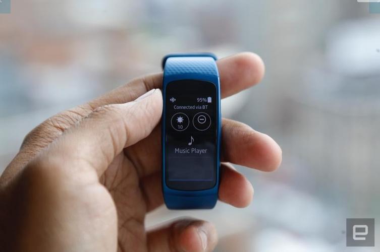 双核amoled曲屏:三星gearfit2手环试玩