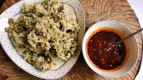 洋槐花不仅清香还能吃,洋槐花麦饭一家3口能吃一大盆,你吃过吗