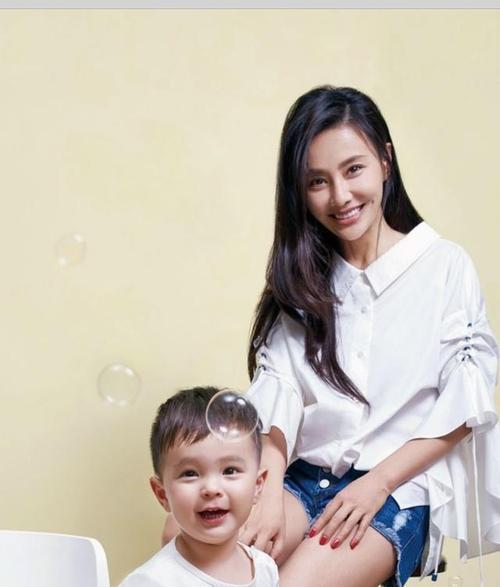 吴奇隆前妻马雅舒状态真好,穿印花连衣裙录节目,坐姿优雅腿又美