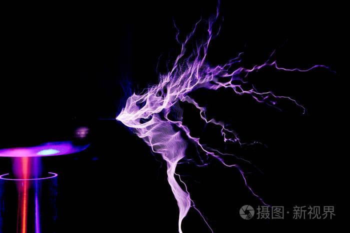 特斯拉线圈, 静电放电, 火花, 闪电在黑色背景上