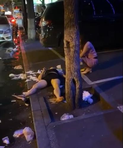 东北:女子醉酒路边,闺蜜通知丈夫接,丈夫拒绝:跟谁喝的谁去管