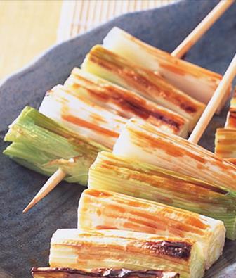 葱香串 材料:大葱2支 调味料:串烧酱适量​ 作法: 1,将大葱洗净