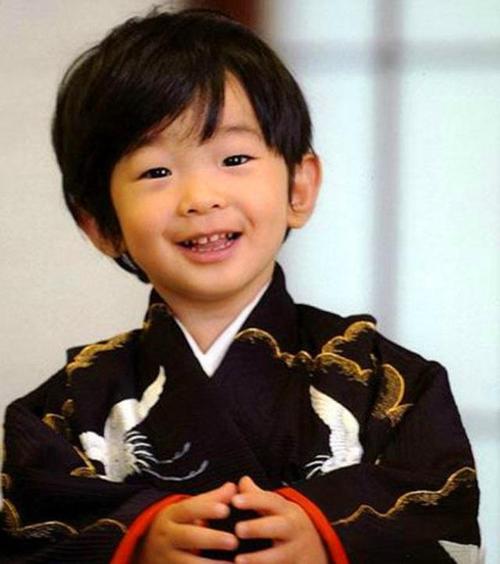 悠仁小时候软软糯糯,上了初中后颜值变化大,不禁想起