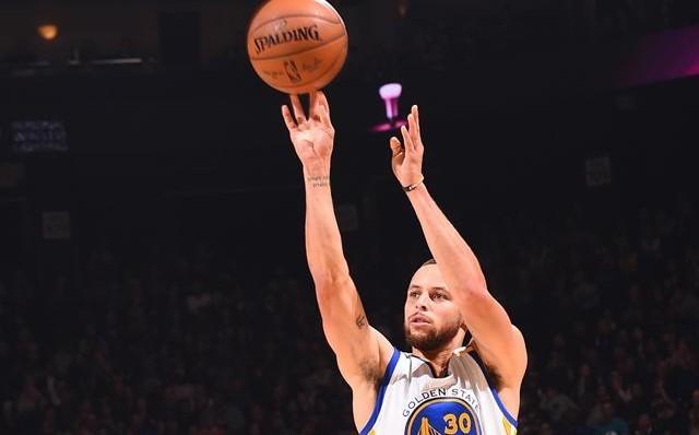 打完马刺的比赛,勇士主教练科尔也曾表示"当你看到库里的投篮命中率