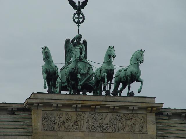 勃兰登堡门上方的和平女神像.