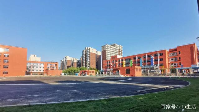 新教学楼操场已完工 北京清华附中管庄学校正式挂牌