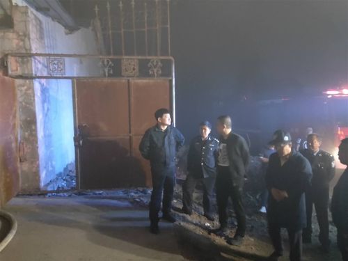 伊春公安分局局长娄海龙亲临火警现场成功处置火情