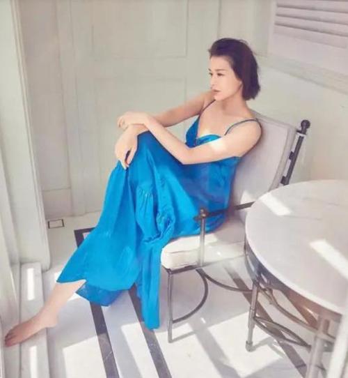 胡杏儿穿蓝色吊带长裙拍大片,生完三胎后颜值如初,身材宛如少女