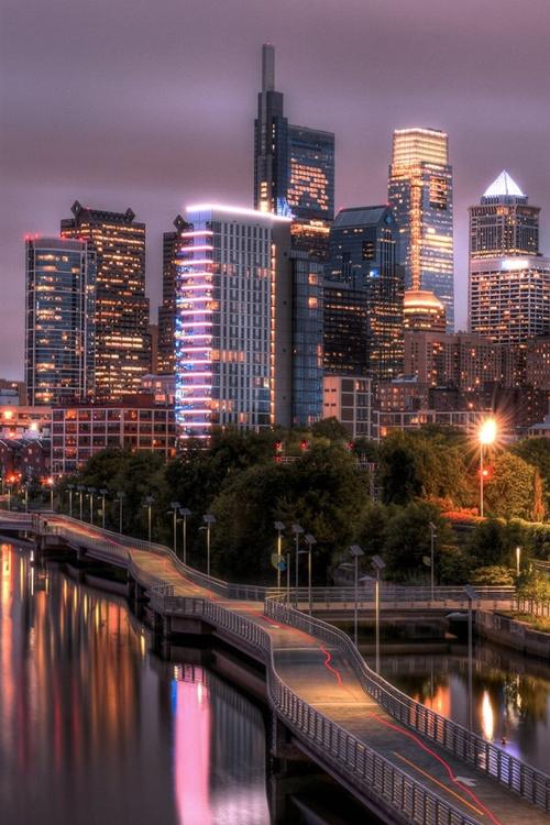 费城斯古吉尔河流道路高楼林立灯光夜晚美国