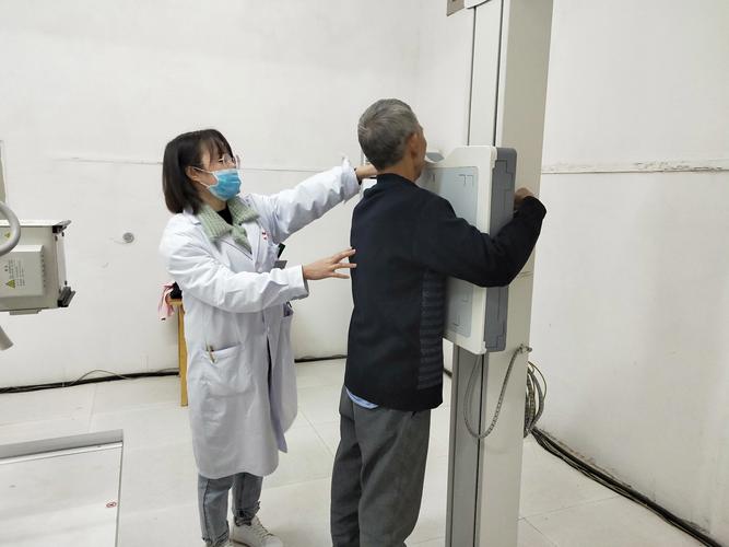 做化验,胸片检查,检查排除手术禁忌症. 术前