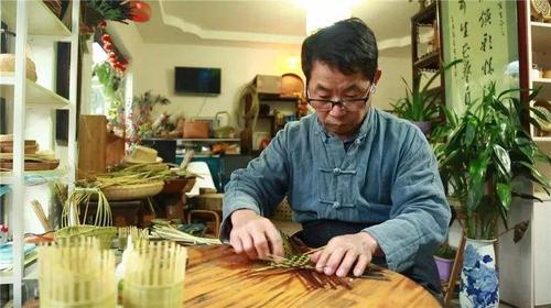 云南竹编大师李加云李加云,1963生于宜良县北古城镇的一个竹编世家
