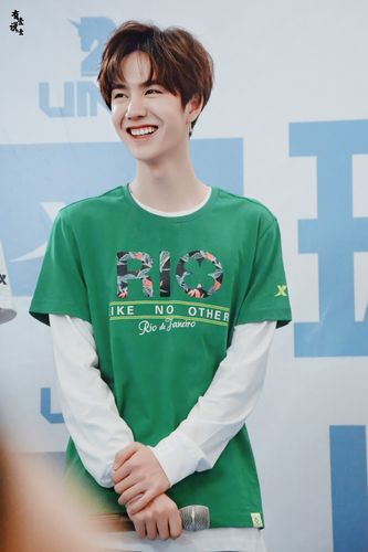 160520 特步一日店长 "太阳和你同在" @uniq-王一博 67