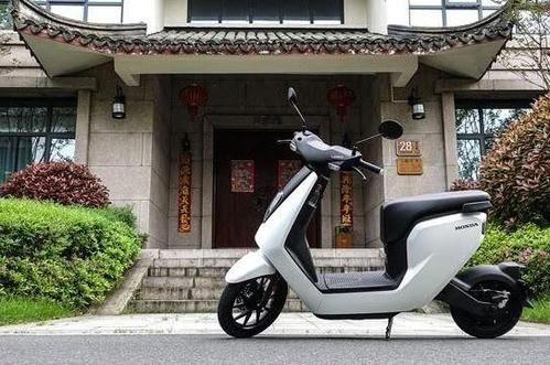 第一眼看上去甚至有点像小牛电动车,主要以简约设计为主,车头部分采用