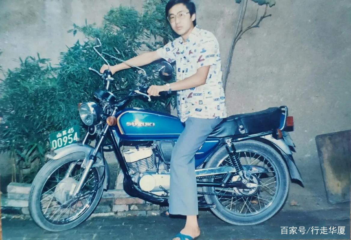 87年初中毕业偷偷骑家里的铃木tr125