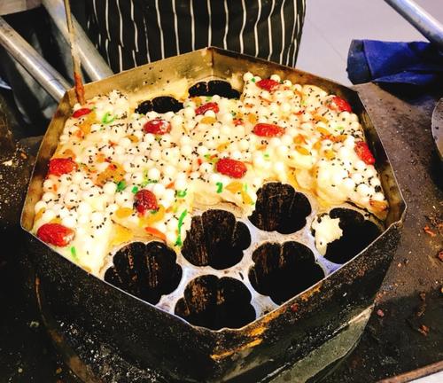 老门东的梅花糕, 小圆子加上略爆浆的内馅, 到了南京一定来一个