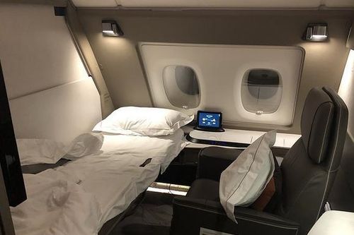 世界最大的客机a380新航头等舱套房一架飞机只有六个座位