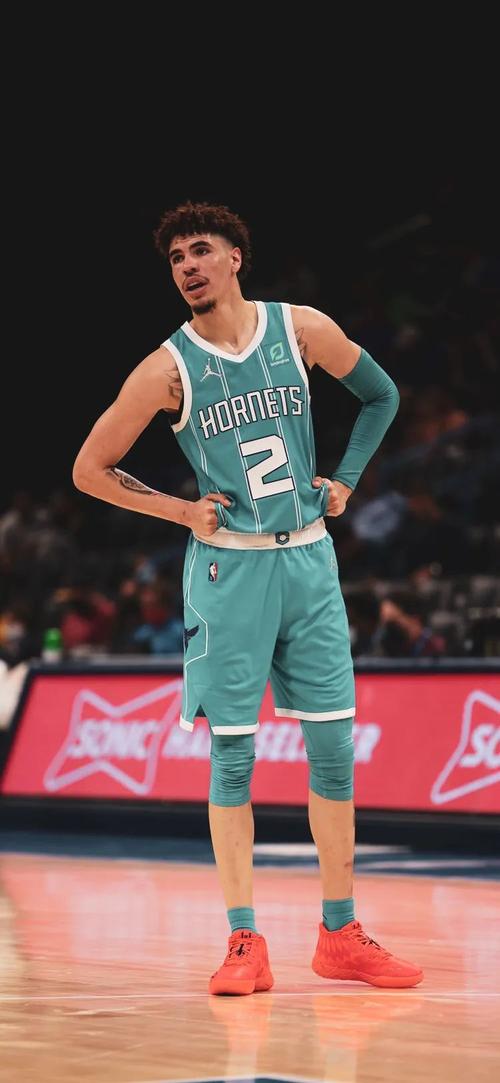 篮球壁纸三球高清大图