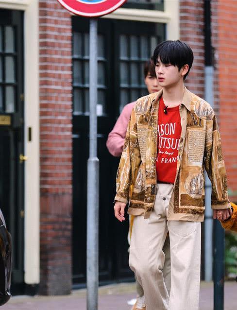周震南穿着印花样式卫衣和短靴,真的是潮流又帅气!