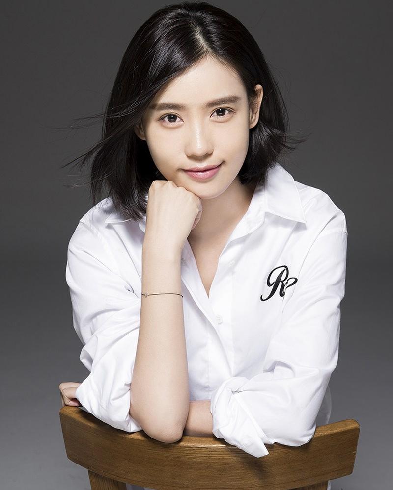 施予斐尽展素颜优雅文艺风 新剧将播引期待