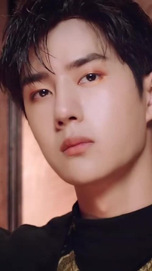 王一博怼脸拍眼神对视真的太酥啦又是被一博帅到的一天