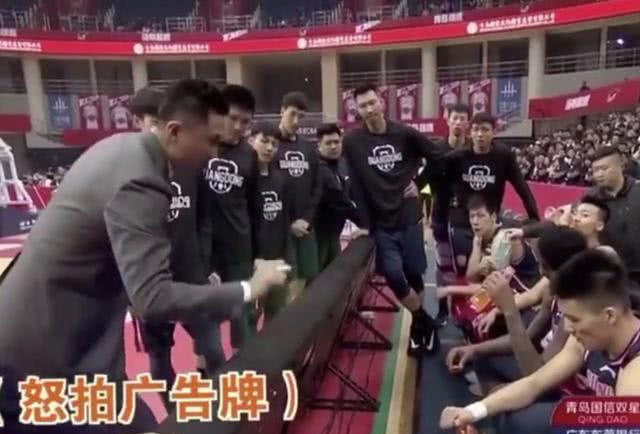 cba主帅名场面杜锋怒拍广告牌郭士强遭无视刘维伟口吐芬芳
