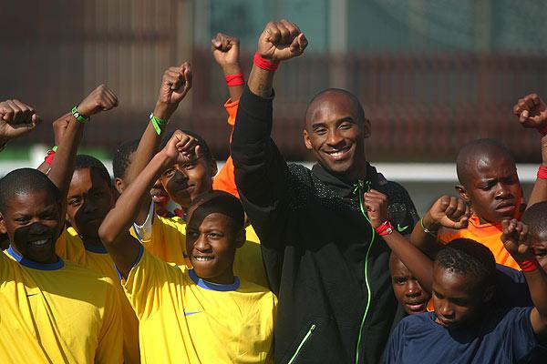 明星科比-布莱恩特今天上午现身位于约堡郊外索维托的耐克足球训练营