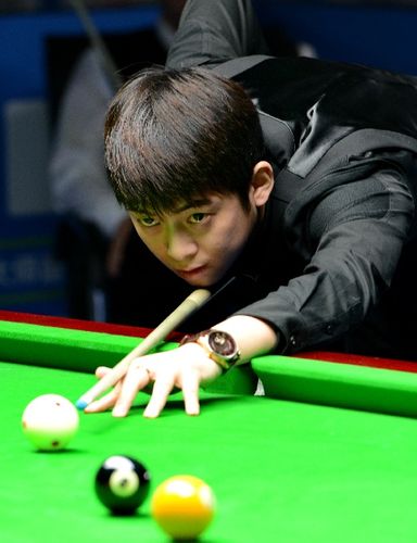 图文:中式八球邀请赛 孟凡宇在比赛中