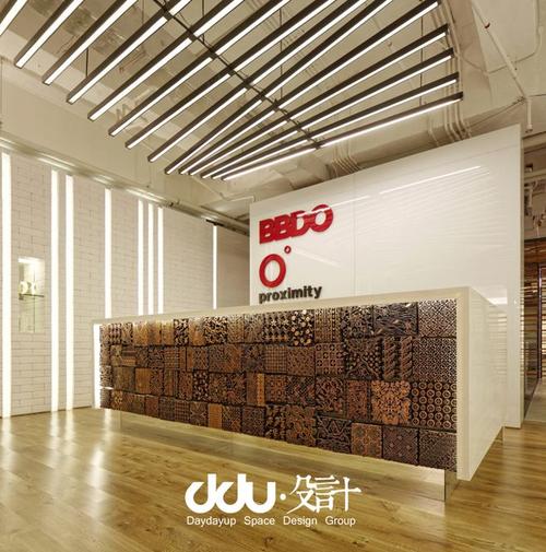 创意国外办公室装修设计 工装室内前台logo墙 装修效果图参考资料