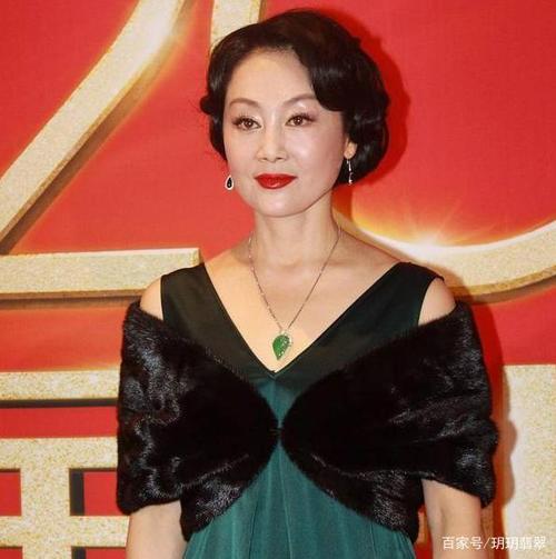 生出智障儿子的老戏骨王姬无惧挫折戴千万翡翠定义新人生