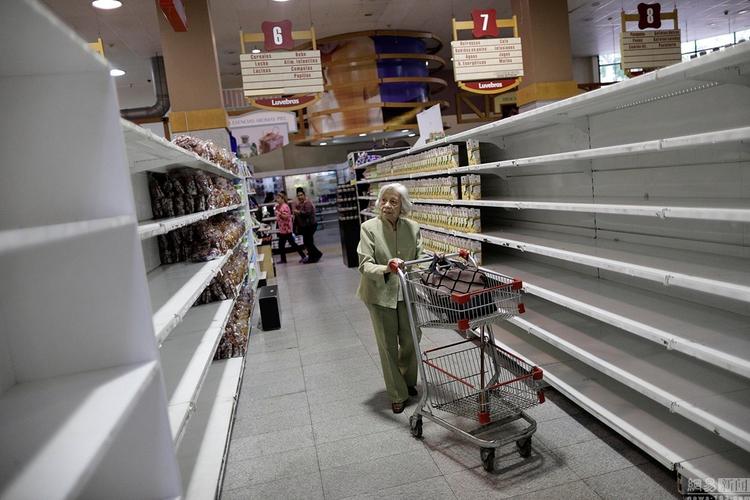 委内瑞拉局势动荡民众买空超市货架