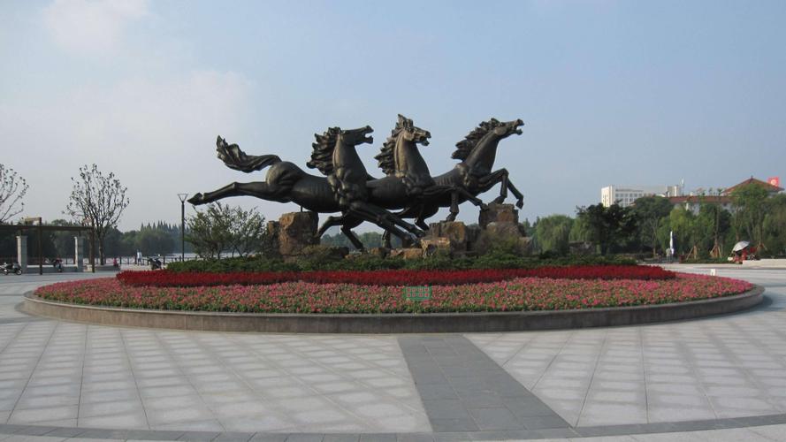 写美篇 巨塑座落在花雨广场,寓意象征马鞍山的地标性建筑