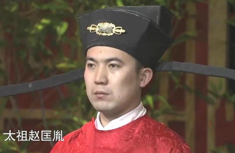 小伙戴"官帽"鉴宝,自称是赵匡胤后人,专家皱眉:赶紧摘