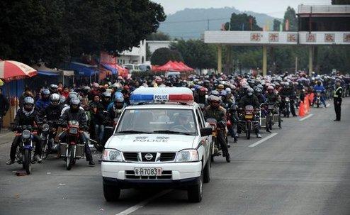 警车为他们开道.警方预计,未来三天将出现摩托车流高峰.
