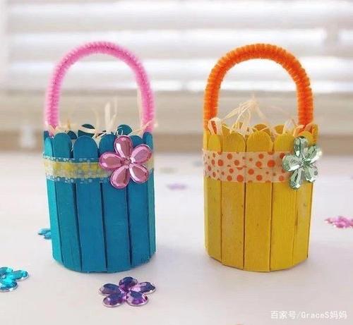 们很喜欢可爱的小篮子,在这个夏天里,分享一个用冰棒棍做的小花篮手工