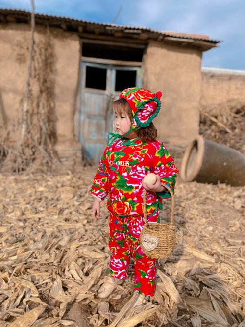 今年最流行的军大衣和东北大花袄_我的照片下雪啦_母婴_婴童时尚