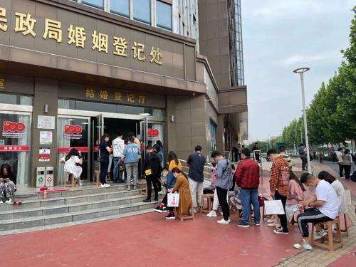 今天一大早 东宝区民政局门口就排起了长队 虽然今天是工作日 但是