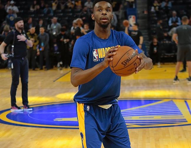nba官方今日晒出勇士前锋安德鲁-威金斯赛前训练照