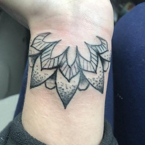 女生手腕上黑灰素描点刺技巧文艺唯美梵花纹身图案