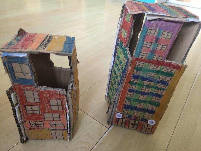 亲子作品《纸盒房子》让孩子和家长利用生活中常见的纸盒子,通过折,剪