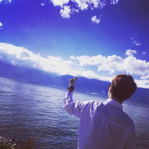 求背景蓝天的男生头像