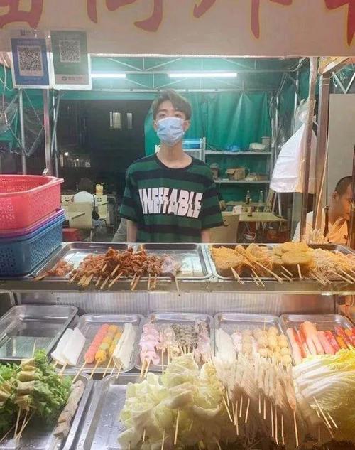 差不多就到了晚上六点多了 ,然后就开始出摊