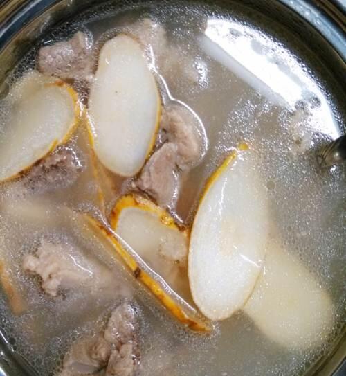 牛大力拥有独特香气在冬季用牛大力煲汤食用是非常好