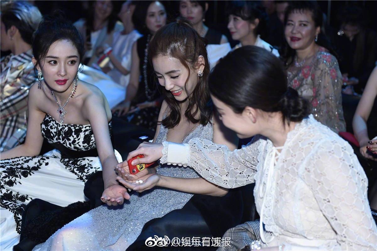 杨幂倪妮在晚会上吃的糖火了,网友全都在找同款