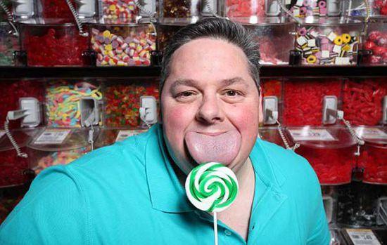 自从舌头被吉尼斯世界纪录官方认定为世界上最宽的舌头后,施兰克就