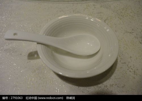 白色的碗和勺子