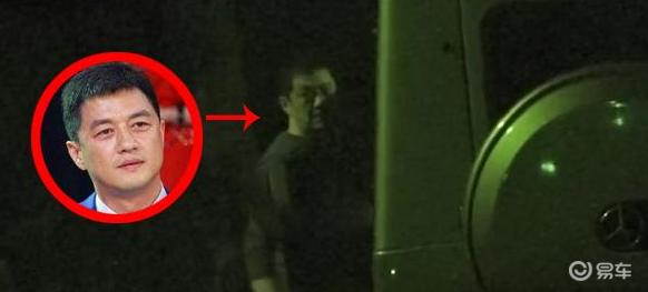 他非常喜欢尺寸较大的越野车,这辆200万左右的奔驰g就是李亚鹏的座驾